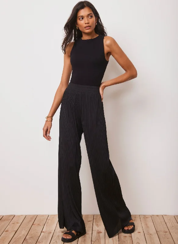 black-pleated-wide-trousers