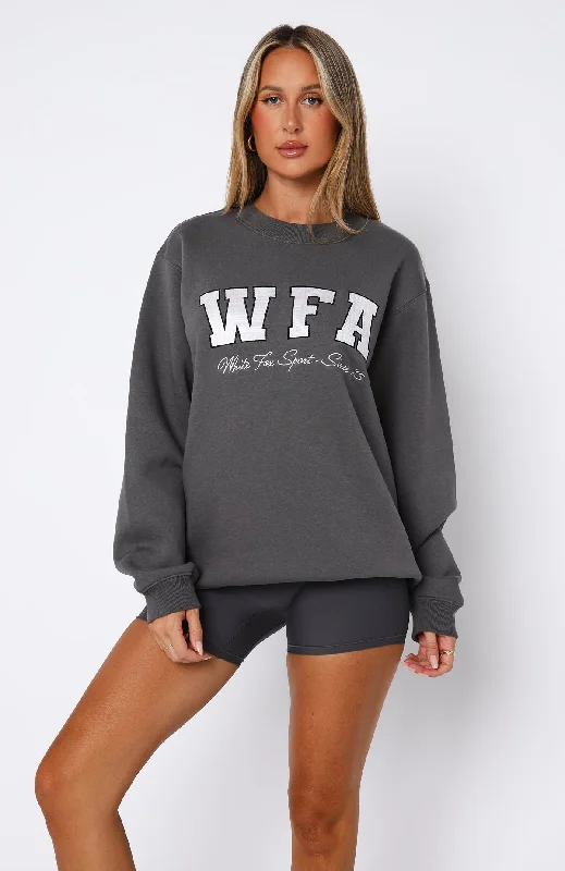 sporty-girl-oversized-sweater-volcanic